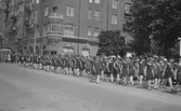 Damer i Första maj-tåg på Storgatan, 1940-tal