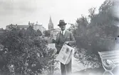 Man med tidning i Centralparken, 1920-tal