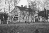 Par framför hus, 1930-tal