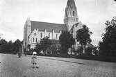 Flicka framför Olaus Petri kyrka, 1930-tal