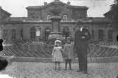 Man och barn framför Centralstationen, 1930-tal