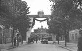 Smyckat på Järnvägsgatan inför Kung Gustaf V:s besök, 1940-tal