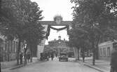 Smyckat på Järnvägsgatan inför Kung Gustaf V:s besök, 1940-tal