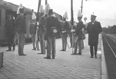 Högvakt från I3 inväntar Kung Gustaf V på Centralstationen, 1940-tal