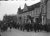 Likfärd med frälsningsarméns musikkår på Rudbecksgatan, 1930-tal