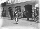 För och emot rusdrycksförbud utanför Templarcafé på Klostergatan 20, 1922