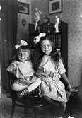 Flickor på stol, 1920-tal