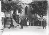Folkomröstningen om rusdrycksförbud utanför vallokalen i Rådhuset på Stortorget, 1922-08-27