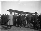Folksamling vid flygplan, 1920-tal