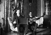 Pojkar med musikinstrument, 1920-tal