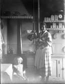 Barn och kvinna i kök, 1920-tal