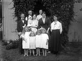 Familj vid hus, 1920-tal
