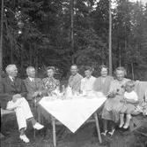 Cafébesökare i skog, 1930-tal