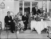 Familj omgiven av blommor, Östhammar, Uppland