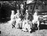 Familj på en parkbänk, Östhammar, Uppland