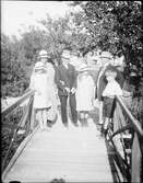 Familj på bron över till Kallbadhuset, Östhammar, Uppland