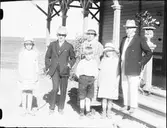 Familj står vid trappan till Varmbadhuset, Östhammar, Uppland