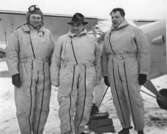 I mitten står Knut Olow och t v Tage Warborn iklädda overaller framför ett flygplan. (Warborn var son till Monark-grundaren Birger Svensson.)