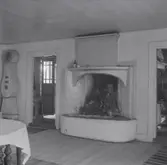 Hönseri. Man som håller i två ägg bredvid ägg och höns i bur. Gunnarslund Ägg AB på norra Öland.