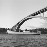 Fartyget Ingrid Gorthon vid Sandöbron
