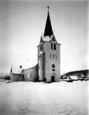 Dals kyrka. Kyrkan har medeltida ursprung, men ombyggdes 1889-90. Då tillkom ett västtorn, ett kor med tre fönster och en sakristia. Klockstapeln revs.1700-talsinredningen försvann och ersattes av altaruppsats, predikstol och bänkinredning i nygotik. Vid restaureringen1936-37 togs den nygotiska inredningen bort och en del äldre inventarier återinsattes, bl.a. predikstolen från 1739 av Magnus Granlund. 