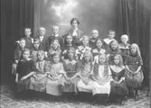 Skolfoto. Nedersta raden fr v: Karin Bramstång; Tora Dalby; Maj Sehüllergoist; Magda Bengtsson; Solveig Holmberg; Ida Jönsson; Kerstin Ryman; Lizzi Behmer-Brodd.
Mellersta raden fr v: Gunilla Varenius; Anna-Lisa Varenius; Ingrid Kull-Wiberg; Gr. P; Märta Svanberg-Petersson; Eva Nilsson; Elna Pålsson.
Översta raden fr v: Knut Eliasson; Johan August Larsson; Torsten Kull; lärarinnan Eliabeth Bengtsson; Karl Hedin; Gösta Nylander; Arvid Viluer.