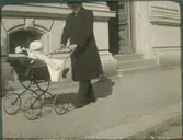 Sannolikt är det Gustaf Fredrik Nyström som sitter i vagnen