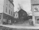 Före detta fotograf Jenssen och gamla exp. av tidningen Västernorrlands Allehanda. Byggnader före ombyggnader till Domus varuhus omkr. 1955-60. Senare flyttade Domus till torget och polisstationen flyttade in i lokalerna samt olika affärsbranscher.