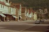 En gatubild från Rosenborgsgatan i Huskvarna år 1963.