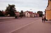 Rosenborgsgatan i Huskvarna på vänster sida kan man se butiken Ericssons blommor. År 1963.