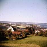 Utsikt från Huskvarnaberget över Huskvarna och Jönköping. Året är 1958.