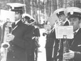 1:a maj demonstration i Kramfors 1970. Detaljstudie av musiker. Längst till höger saxofonisten Stig 