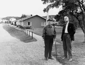 Bild av vårdhemmets annexbyggnad. I förgrunden fr.v pensionären Oskar Fahlén, Ed samt socialnämndens ordförande Gunnar Nygren, Väja.