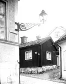 Västerås, Kyrkbacken, Blåsbogatan med gatubelysning.