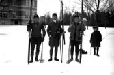 Grupporträtt av tre skidåkare, Herrgärdsskolan, Västerås.