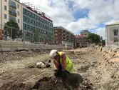 Rutgrävning i ett medeltida kulturlager pågår. Foto taget vid en schaktningsövervakning i samband med grävningsarbete på Västra Storgatan i Jönköpings stad och kommun.