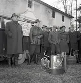 Skogsvårdskurs i Gärdslösa. Framför männen står en tryckspruta med växtbekämpningsmedlet hormoslyr från Gullviks i Malmö.