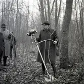 Skogsvårdskurs i Gärdslösa. Röjsåg förevisas.