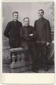 Kabinettsfotografi - tre män i uniform