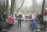 Invigning av Livereds natur- och kulturstig som Hugo Mattsson inviger år 2000. Bandhållare till höger är Gun Flygare, vice ordförande i Kållered Hembygdsgille.