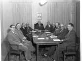Gruppbild av styrelsen i Varbergs sjukkassa år 1950. Tredje person från vänster är plåtslagare Berntsson och andre man från höger 