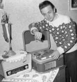 Josef Bader visar upp sin radio och rullbandspelare i sitt hem. Metallarbetare i verkstaden på Forsviks bruk.