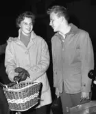 Karin A. med cykel och man med portföljer.