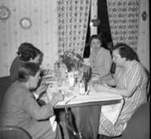 Kvinnor vid middagsbordet.