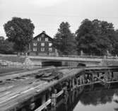 Arbetarbodtaden 3:an i bakgrunden, den nybyggda vägbron och spikbryggan i förgrunden.