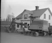 Anläggning av rör framför brukshandeln.