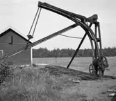 Manuell lyftkran (1889) vid utloppet mot Bottensjön. Med kranen lastades gods, råvaror och material både på oh av båtar för sjöfrakt.