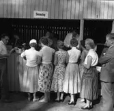 Kö till servering. Troligtvis vid Forsviks dansbana.