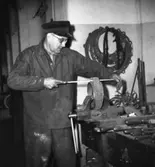 Arbete i verkstaden på Forsviks bruk. Helmer Boström filar gjutgods.