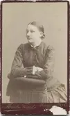 Ateljéporträtt av Mathilda Bengtsson (1866 - 1945) från Stora Kullbäckstorp i Råda. Var småskollärarinna i Kållered 1883-1898 och bodde i skolhuset. Hon hade skäktingar på Bölet i Kållered.